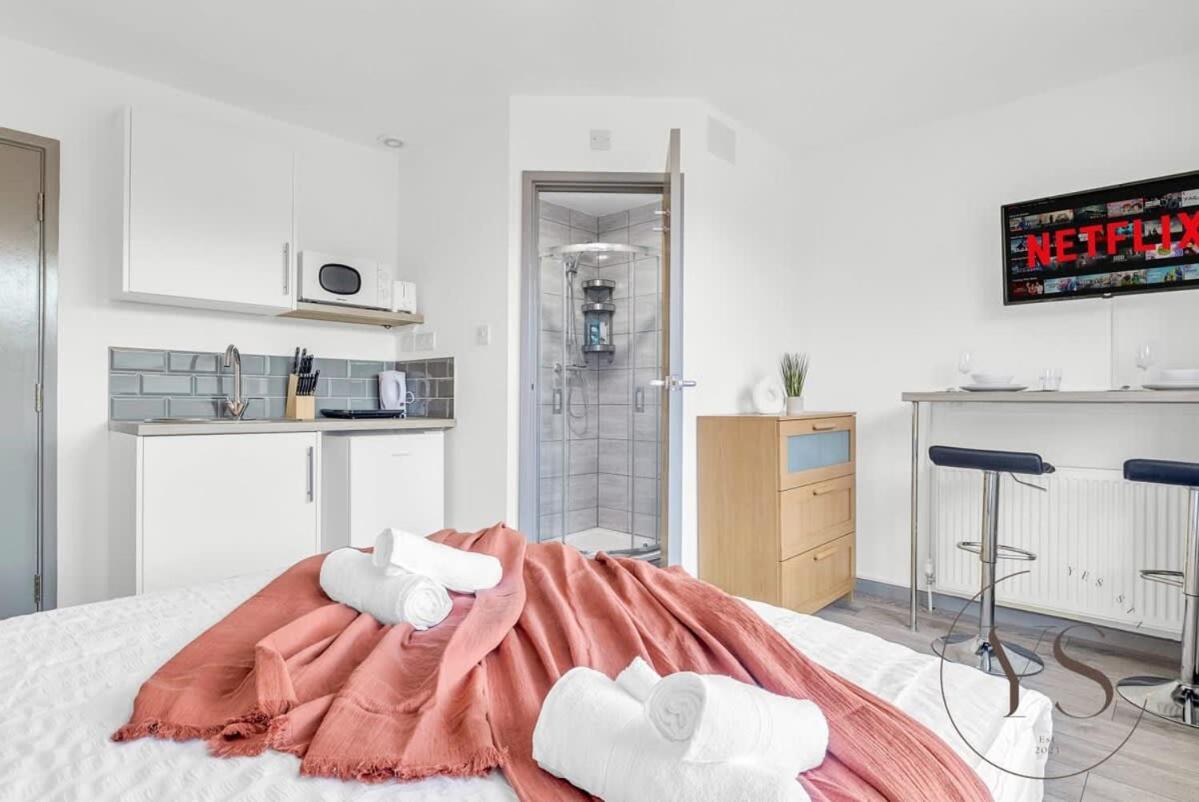 Sienna Longton Studio 2C - Wi-Fi, Alton Towers, Netflix Stoke-on-Trent Extérieur photo