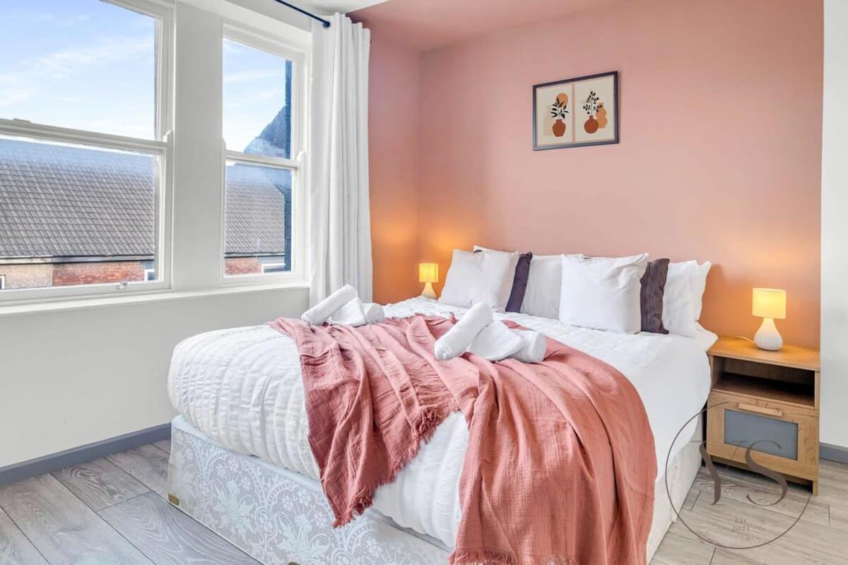 Sienna Longton Studio 2C - Wi-Fi, Alton Towers, Netflix Stoke-on-Trent Extérieur photo