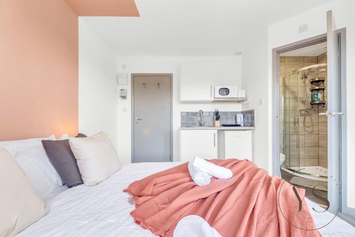 Sienna Longton Studio 2C - Wi-Fi, Alton Towers, Netflix Stoke-on-Trent Extérieur photo
